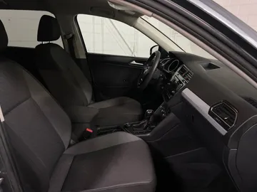 2019 Volkswagen Tiguan - image 3