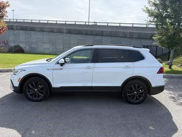 2022 Volkswagen Tiguan - image 3