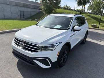 2022 Volkswagen Tiguan - image 2