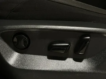 2021 Volkswagen Tiguan - image 19