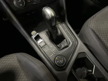 2021 Volkswagen Tiguan - image 26