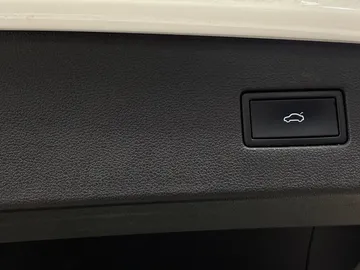 2021 Volkswagen Tiguan - image 31