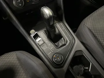 2021 Volkswagen Tiguan - image 26