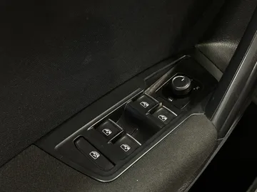 2021 Volkswagen Tiguan - image 23