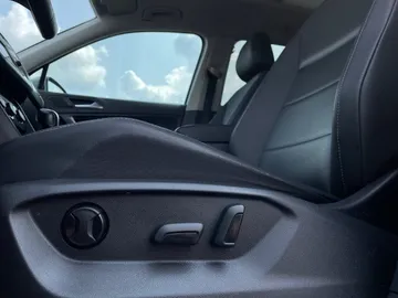 2020 Volkswagen Tiguan - image 24