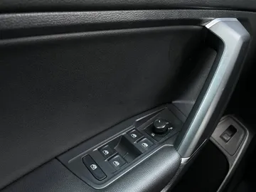 2020 Volkswagen Tiguan - image 23
