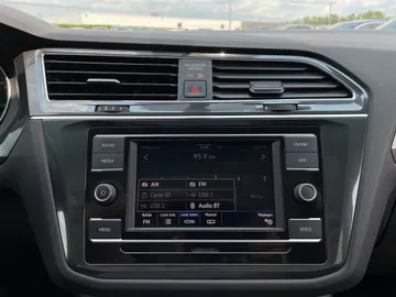 2020 Volkswagen Tiguan - image 25