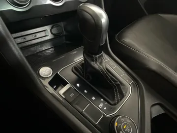 2021 Volkswagen Tiguan - image 26