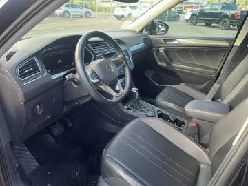 2022 Volkswagen Tiguan - image 3