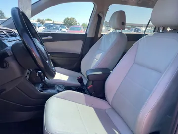 2018 Volkswagen Tiguan - image 8