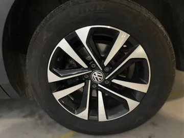 2021 Volkswagen Tiguan - image 7