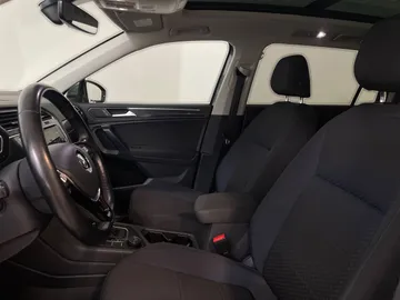 2021 Volkswagen Tiguan - image 3