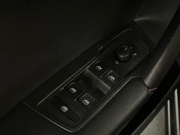 2020 Volkswagen Tiguan - image 26