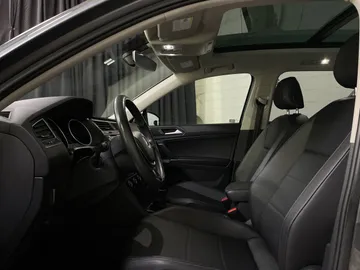 2020 Volkswagen Tiguan - image 3