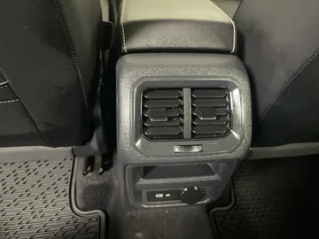 2022 Volkswagen Tiguan - image 28