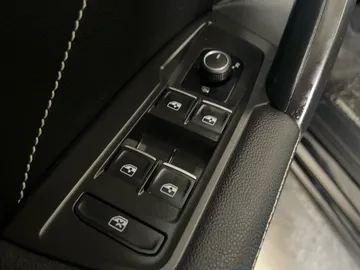 2022 Volkswagen Tiguan - image 27
