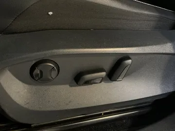 2022 Volkswagen Tiguan - image 19