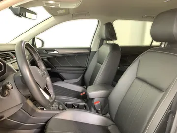 2022 Volkswagen Tiguan - image 3