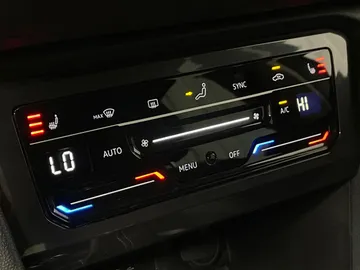 2022 Volkswagen Tiguan - image 24