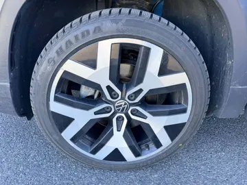 2022 Volkswagen Taos - image 7