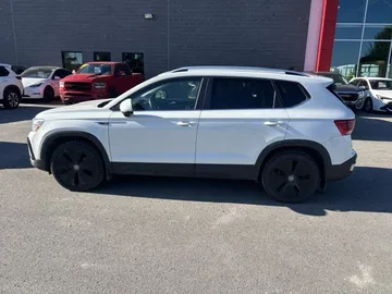 2022 Volkswagen Taos - image 4