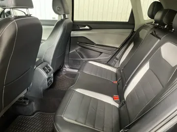 2022 Volkswagen Taos - image 16