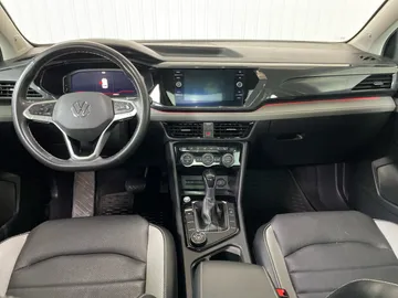 2022 Volkswagen Taos - image 4