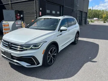 2022 Volkswagen Tiguan - image 3