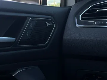 2020 Volkswagen Tiguan - image 24