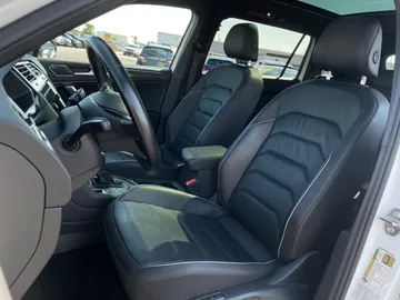 2020 Volkswagen Tiguan - image 3