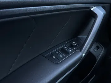 2020 Volkswagen Tiguan - image 25