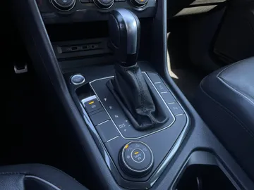 2020 Volkswagen Tiguan - image 28
