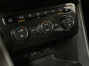 2018 Volkswagen Tiguan - image 24