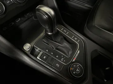 2018 Volkswagen Tiguan - image 30