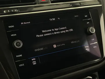 2018 Volkswagen Tiguan - image 28