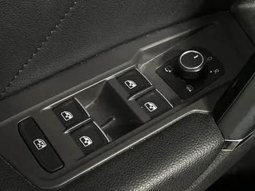 2018 Volkswagen Tiguan - image 27
