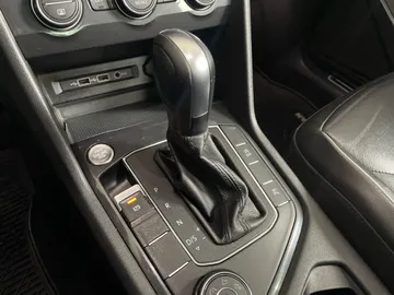 2020 Volkswagen Tiguan - image 32