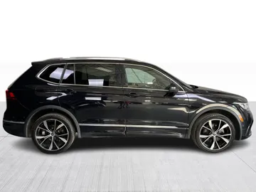 2024 Volkswagen Tiguan - image 2