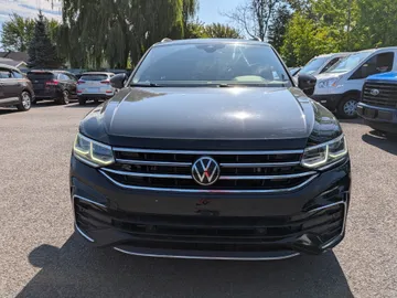 2024 Volkswagen Tiguan - image 2