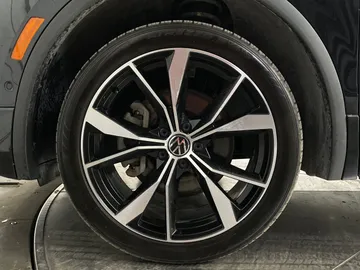 2024 Volkswagen Tiguan - image 7