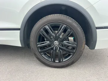 2022 Volkswagen Tiguan - image 8
