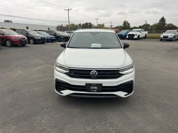2022 Volkswagen Tiguan - image 2