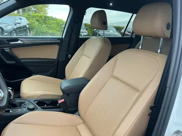 2022 Volkswagen Tiguan - image 9