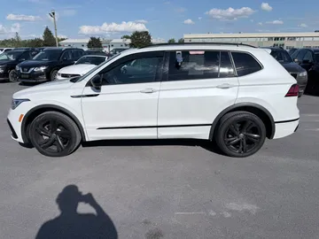 2023 Volkswagen Tiguan - image 3