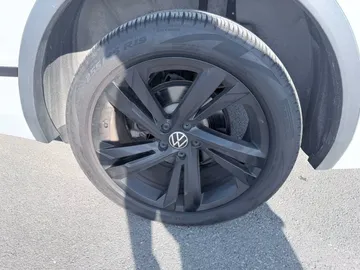 2023 Volkswagen Tiguan - image 7