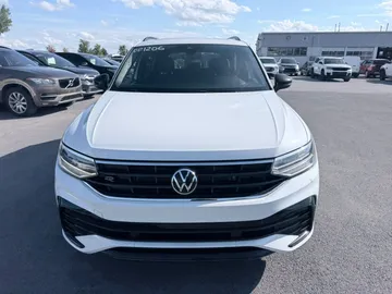 2023 Volkswagen Tiguan - image 2