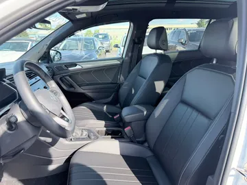 2023 Volkswagen Tiguan - image 8