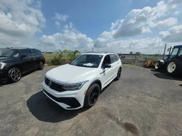 2024 Volkswagen Tiguan - image 3