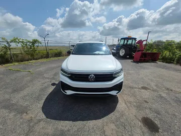 2024 Volkswagen Tiguan - image 2