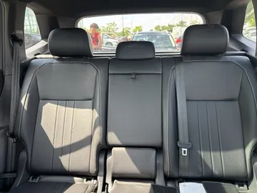 2023 Volkswagen Tiguan - image 8